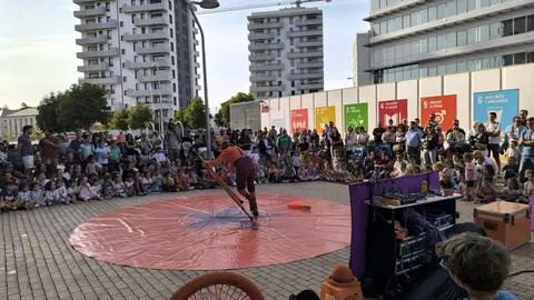 León se rinde al humor callejero con el arranque de ‘Clown en el camino’. El ciclo circense abrió el viernes con una gran afluencia de público y continuará durante el fin de semana con espectáculos en plazas y parques del casco histórico.