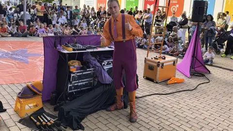 León se rinde al humor callejero con el arranque de ‘Clown en el camino’. El ciclo circense abrió el viernes con una gran afluencia de público y continuará durante el fin de semana con espectáculos en plazas y parques del casco histórico.