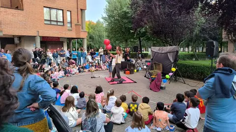 León se rinde al humor callejero con el arranque de ‘Clown en el camino’. El ciclo circense abrió el viernes con una gran afluencia de público y continuará durante el fin de semana con espectáculos en plazas y parques del casco histórico.