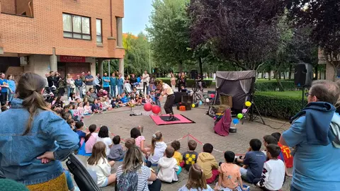 León se rinde al humor callejero con el arranque de ‘Clown en el camino’. El ciclo circense abrió el viernes con una gran afluencia de público y continuará durante el fin de semana con espectáculos en plazas y parques del casco histórico.