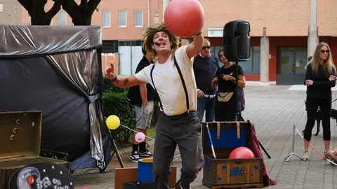 León se rinde al humor callejero con el arranque de ‘Clown en el camino’. El ciclo circense abrió el viernes con una gran afluencia de público y continuará durante el fin de semana con espectáculos en plazas y parques del casco histórico.