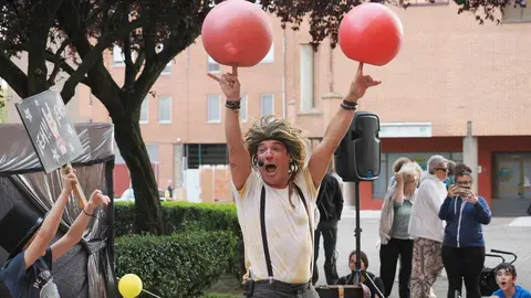 León se rinde al humor callejero con el arranque de ‘Clown en el camino’. El ciclo circense abrió el viernes con una gran afluencia de público y continuará durante el fin de semana con espectáculos en plazas y parques del casco histórico.