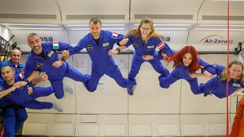 La bióloga leonesa Sara García, primera mujer española en la reserva de astronautas de la Agencia Espacial Europea (ESA), ha completado esta semana uno de los hitos más exigentes de su preparación: tres vuelos parabólicos en Burdeos, Francia.