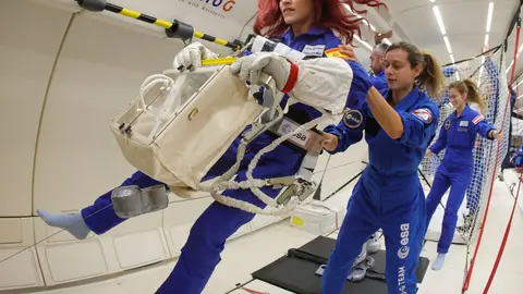 La bióloga leonesa Sara García, primera mujer española en la reserva de astronautas de la Agencia Espacial Europea (ESA), ha completado esta semana uno de los hitos más exigentes de su preparación: tres vuelos parabólicos en Burdeos, Francia.