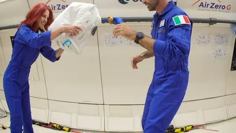 La bióloga leonesa Sara García, primera mujer española en la reserva de astronautas de la Agencia Espacial Europea (ESA), ha completado esta semana uno de los hitos más exigentes de su preparación: tres vuelos parabólicos en Burdeos, Francia.