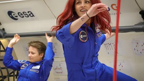 La bióloga leonesa Sara García, primera mujer española en la reserva de astronautas de la Agencia Espacial Europea (ESA), ha completado esta semana uno de los hitos más exigentes de su preparación: tres vuelos parabólicos en Burdeos, Francia.