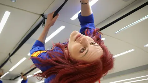 La bióloga leonesa Sara García, primera mujer española en la reserva de astronautas de la Agencia Espacial Europea (ESA), ha completado esta semana uno de los hitos más exigentes de su preparación: tres vuelos parabólicos en Burdeos, Francia.