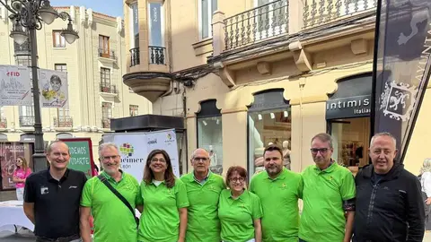 Cientos de leoneses participan en la jornada de Alzheimer León dedicada al tenis de mesa terapéutico, con música, deporte y emoción. Fotos: Ayto León