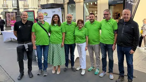 Cientos de leoneses participan en la jornada de Alzheimer León dedicada al tenis de mesa terapéutico, con música, deporte y emoción. Fotos: Ayto León