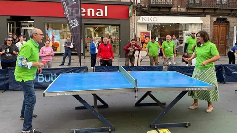 Cientos de leoneses participan en la jornada de Alzheimer León dedicada al tenis de mesa terapéutico, con música, deporte y emoción. Fotos: Ayto León
