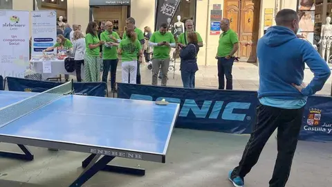Cientos de leoneses participan en la jornada de Alzheimer León dedicada al tenis de mesa terapéutico, con música, deporte y emoción. Fotos: Ayto León