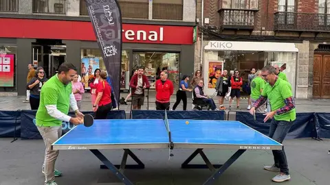 Cientos de leoneses participan en la jornada de Alzheimer León dedicada al tenis de mesa terapéutico, con música, deporte y emoción. Fotos: Ayto León
