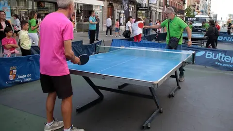 Jornada de sensibilización de Alzheimer León sobre el tenis de mesa para mostrar sus beneficios cognitivos, emocionales y sociales. Foto Peio García
