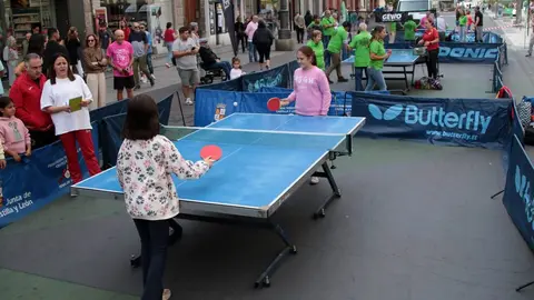 Jornada de sensibilización de Alzheimer León sobre el tenis de mesa para mostrar sus beneficios cognitivos, emocionales y sociales. Foto Peio García