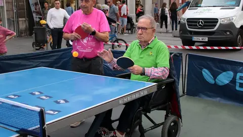 Jornada de sensibilización de Alzheimer León sobre el tenis de mesa para mostrar sus beneficios cognitivos, emocionales y sociales. Foto Peio García