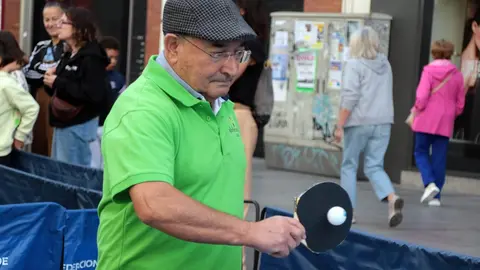 Jornada de sensibilización de Alzheimer León sobre el tenis de mesa para mostrar sus beneficios cognitivos, emocionales y sociales. Foto Peio García