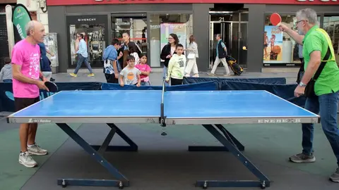 Jornada de sensibilización de Alzheimer León sobre el tenis de mesa para mostrar sus beneficios cognitivos, emocionales y sociales. Foto Peio García