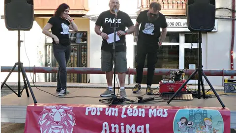 Éxito de la ReMásQFiesta en León con el lema 'Por un León más animal'. La plaza San Salvador del Nido reunió a decenas de personas en apoyo al Banco de Alimentos para Animales de Familias sin Recursos. Reportaje gráfico de Marien del Canto.