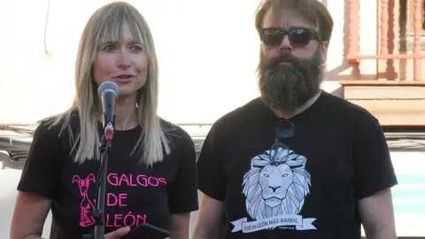 Éxito de la ReMásQFiesta en León con el lema 'Por un León más animal'. La plaza San Salvador del Nido reunió a decenas de personas en apoyo al Banco de Alimentos para Animales de Familias sin Recursos. Reportaje gráfico de Marien del Canto.