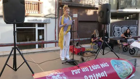 Éxito de la ReMásQFiesta en León con el lema 'Por un León más animal'. La plaza San Salvador del Nido reunió a decenas de personas en apoyo al Banco de Alimentos para Animales de Familias sin Recursos. Reportaje gráfico de Marien del Canto.