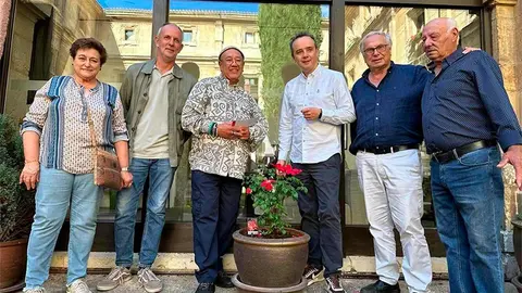 Norman Sinclair (tercero por la izquierda), peregrino alemán que desde hace años ha plantado multitud de rosas por los caminos de peregrinación, plantó ayer otra de sus rosas en una de las dependencias de San Isidoro de León