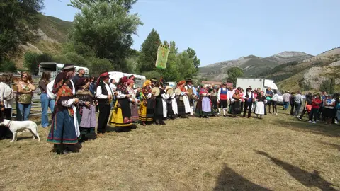 Valdelugueros vive un sábado de fiesta y tradición en honor al Cristo. La localidad leonesa se volcó con la feria ganadera, la música y la gastronomía, antes de la misa dominical
Un sábado lleno de vida y tradición. Fotos: Miguel A. Gonzalez Castañón