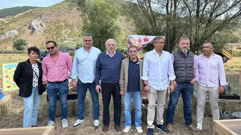 Valdelugueros vive un sábado de fiesta y tradición en honor al Cristo. La localidad leonesa se volcó con la feria ganadera, la música y la gastronomía, antes de la misa dominical
Un sábado lleno de vida y tradición. Fotos: Miguel A. Gonzalez Castañón
