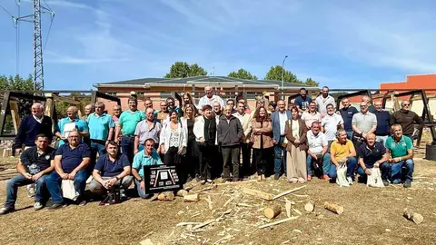 Bembibre revive su historia minera con el 45º Concurso Nacional de Entibadores. El grupo asturiano Bocamina acapara los tres primeros premios mientras el público disfruta del sol y la tradición en las Fiestas del Cristo.