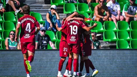 La Cultural, en su mejor versión, firmó una primera mitad soberbia, para enmarcar. Todo lo que el equipo de Llona no había mostrado en el inicio de la competición brotó en el Sardinero. En las fotografías, la secuencia del partido.