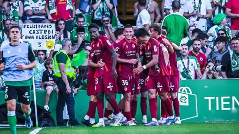 La Cultural, en su mejor versión, firmó una primera mitad soberbia, para enmarcar. Todo lo que el equipo de Llona no había mostrado en el inicio de la competición brotó en el Sardinero. En las fotografías, la secuencia del partido.