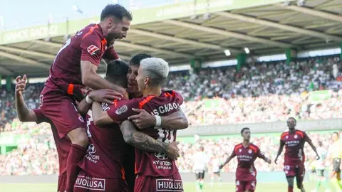 La Cultural, en su mejor versión, firmó una primera mitad soberbia, para enmarcar. Todo lo que el equipo de Llona no había mostrado en el inicio de la competición brotó en el Sardinero. En las fotografías, la secuencia del partido.