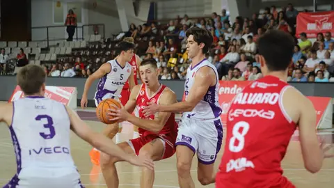La Cultural firma una remontada épica en el Palacio ante el CBC Valladolid. El equipo leonés, que llegó a ir 24 abajo, se transformó tras el descanso y venció 96-87 en un estreno cargado de emociones. Fotos: Isaac Llamazares