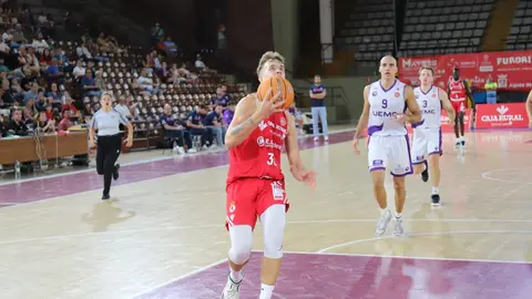 La Cultural firma una remontada épica en el Palacio ante el CBC Valladolid. El equipo leonés, que llegó a ir 24 abajo, se transformó tras el descanso y venció 96-87 en un estreno cargado de emociones. Fotos: Isaac Llamazares