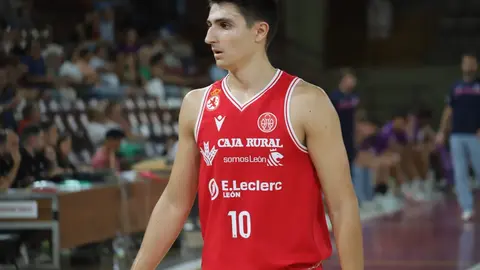 La Cultural firma una remontada épica en el Palacio ante el CBC Valladolid. El equipo leonés, que llegó a ir 24 abajo, se transformó tras el descanso y venció 96-87 en un estreno cargado de emociones. Fotos: Isaac Llamazares