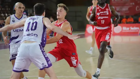 La Cultural firma una remontada épica en el Palacio ante el CBC Valladolid. El equipo leonés, que llegó a ir 24 abajo, se transformó tras el descanso y venció 96-87 en un estreno cargado de emociones. Fotos: Isaac Llamazares