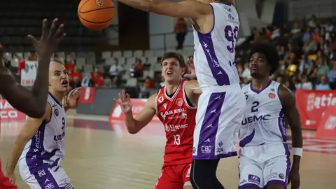 La Cultural firma una remontada épica en el Palacio ante el CBC Valladolid. El equipo leonés, que llegó a ir 24 abajo, se transformó tras el descanso y venció 96-87 en un estreno cargado de emociones. Fotos: Isaac Llamazares