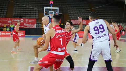 La Cultural firma una remontada épica en el Palacio ante el CBC Valladolid. El equipo leonés, que llegó a ir 24 abajo, se transformó tras el descanso y venció 96-87 en un estreno cargado de emociones. Fotos: Isaac Llamazares
