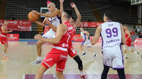 La Cultural firma una remontada épica en el Palacio ante el CBC Valladolid. El equipo leonés, que llegó a ir 24 abajo, se transformó tras el descanso y venció 96-87 en un estreno cargado de emociones. Fotos: Isaac Llamazares