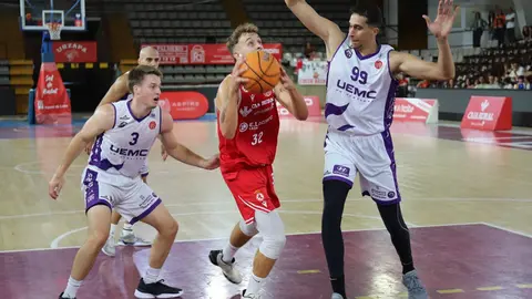 La Cultural firma una remontada épica en el Palacio ante el CBC Valladolid. El equipo leonés, que llegó a ir 24 abajo, se transformó tras el descanso y venció 96-87 en un estreno cargado de emociones. Fotos: Isaac Llamazares