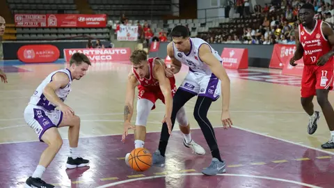 La Cultural firma una remontada épica en el Palacio ante el CBC Valladolid. El equipo leonés, que llegó a ir 24 abajo, se transformó tras el descanso y venció 96-87 en un estreno cargado de emociones. Fotos: Isaac Llamazares