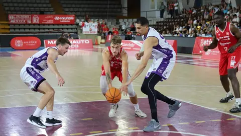 La Cultural firma una remontada épica en el Palacio ante el CBC Valladolid. El equipo leonés, que llegó a ir 24 abajo, se transformó tras el descanso y venció 96-87 en un estreno cargado de emociones. Fotos: Isaac Llamazares