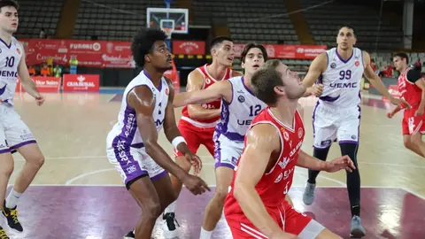 La Cultural firma una remontada épica en el Palacio ante el CBC Valladolid. El equipo leonés, que llegó a ir 24 abajo, se transformó tras el descanso y venció 96-87 en un estreno cargado de emociones. Fotos: Isaac Llamazares