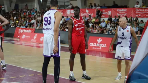 La Cultural firma una remontada épica en el Palacio ante el CBC Valladolid. El equipo leonés, que llegó a ir 24 abajo, se transformó tras el descanso y venció 96-87 en un estreno cargado de emociones. Fotos: Isaac Llamazares
