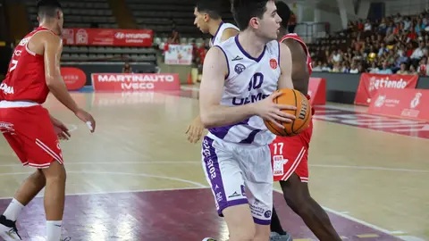 La Cultural firma una remontada épica en el Palacio ante el CBC Valladolid. El equipo leonés, que llegó a ir 24 abajo, se transformó tras el descanso y venció 96-87 en un estreno cargado de emociones. Fotos: Isaac Llamazares