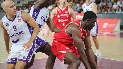 La Cultural firma una remontada épica en el Palacio ante el CBC Valladolid. El equipo leonés, que llegó a ir 24 abajo, se transformó tras el descanso y venció 96-87 en un estreno cargado de emociones. Fotos: Isaac Llamazares