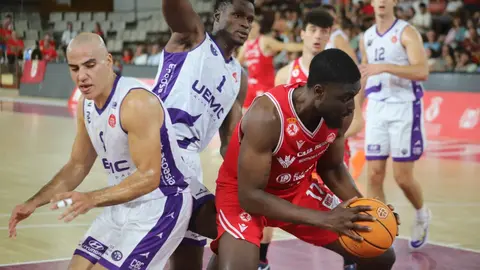 La Cultural firma una remontada épica en el Palacio ante el CBC Valladolid. El equipo leonés, que llegó a ir 24 abajo, se transformó tras el descanso y venció 96-87 en un estreno cargado de emociones. Fotos: Isaac Llamazares