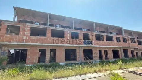Salen a la venta los 73 chalets de la urbanización 'Mira León' por 1,5 millones tras más de una década abandonada