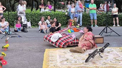 'Clown en el camino' despide su primera edición con un éxito rotundo de público. El ciclo de humor y circo, enmarcado en el Festival de Verano 'León, Cuna del Parlamentarismo', llena plazas y barrios de la capital con actuaciones abarrotadas que invitan a ampliar el proyecto.