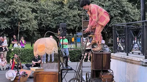 'Clown en el camino' despide su primera edición con un éxito rotundo de público. El ciclo de humor y circo, enmarcado en el Festival de Verano 'León, Cuna del Parlamentarismo', llena plazas y barrios de la capital con actuaciones abarrotadas que invitan a ampliar el proyecto.
