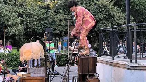 'Clown en el camino' despide su primera edición con un éxito rotundo de público. El ciclo de humor y circo, enmarcado en el Festival de Verano 'León, Cuna del Parlamentarismo', llena plazas y barrios de la capital con actuaciones abarrotadas que invitan a ampliar el proyecto.